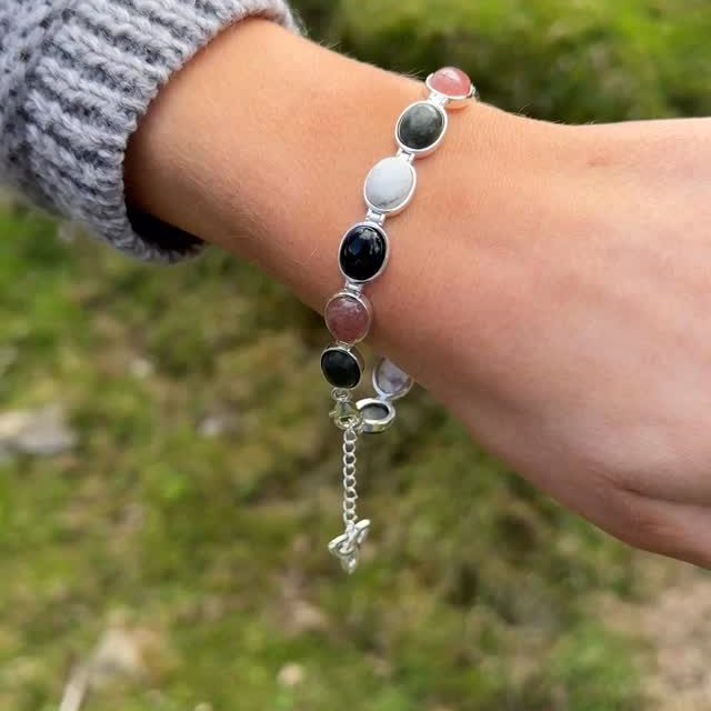 When the sun shines on Connemara Marble Jewelry 😍

#connemaramarble #connemaramarblejewelry #madeinireland #unique #ireland