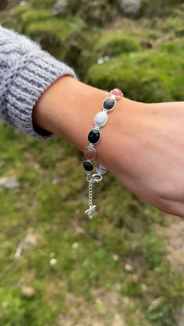 When the sun shines on Connemara Marble Jewelry 😍

#connemaramarble #connemaramarblejewelry #madeinireland #unique #ireland
